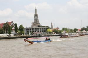 Вид на Ват Арун с реки Чао Прайя в Бангкоке