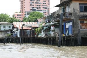 Жилые дома на реке Чао Прайя в Бангкоке