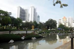 Парк Benjasiri рядом с метро Phrom Phong в Бангкоке
