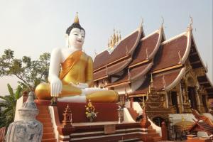 Храм Wat Monthien