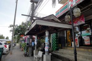 Остановка автобусов в Нанг Тонг в Као Лак