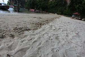 Песок на пляже Тонсай