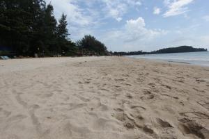 Пляж Клонг Дао в высокий сезон