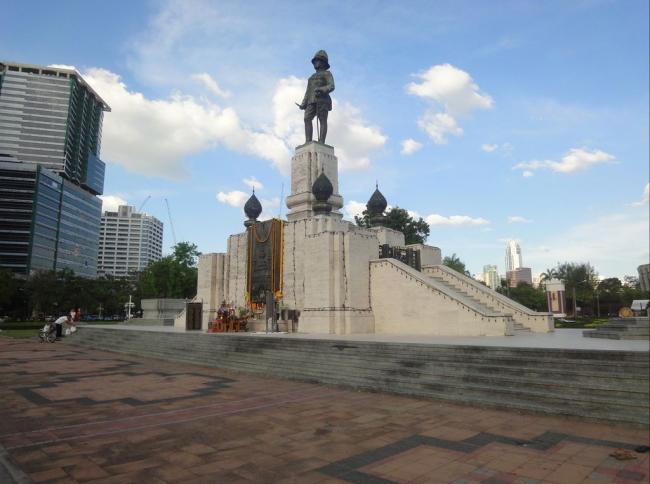 Статую Рамы 4ого на территории Лумпини парка