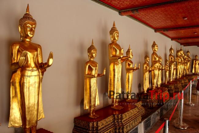 Статуи Будд в храме