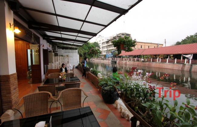 Кафе в отеле с видом на канал
