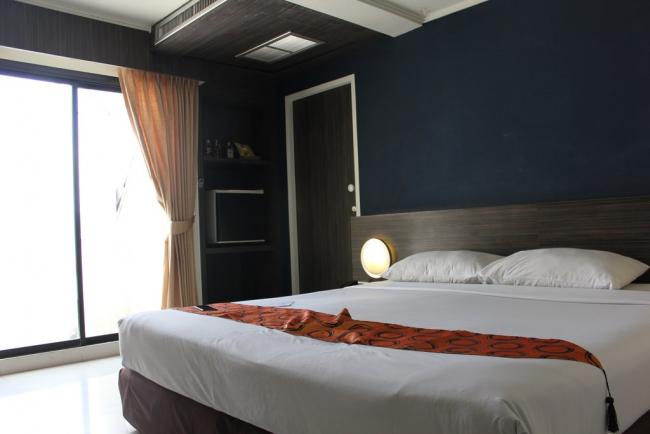 Двуспальная кровать White Palace Bangkok