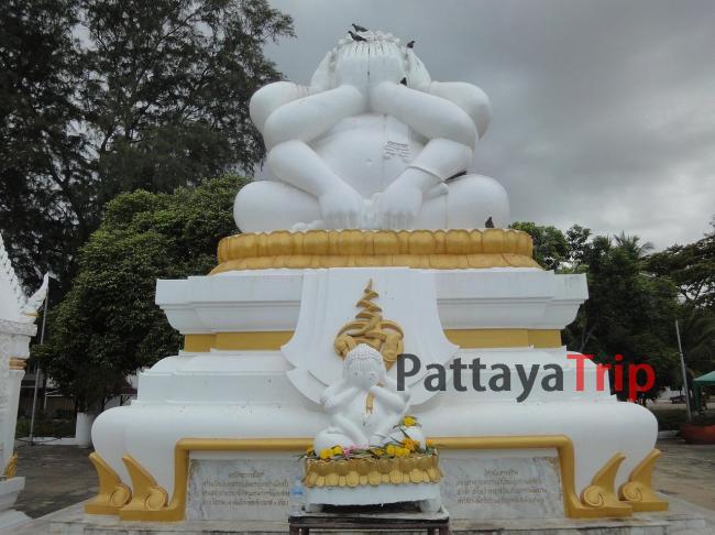 Белый многорукий Будда в храме Neranchararam