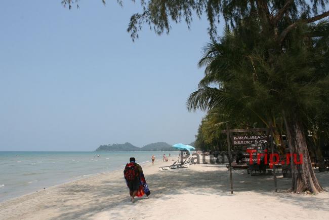 Пляж рядом с отелем Centara и Barali