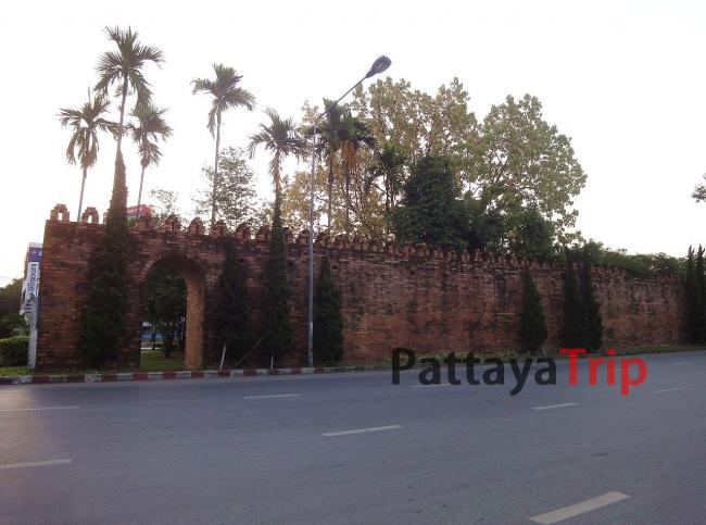 Старые стены в Чианг Рай