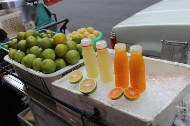 Свежевыжатый сок: слева из лайма, справа апельсиновый