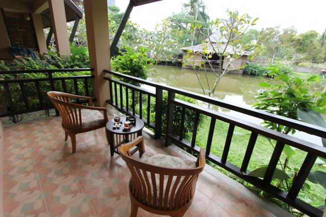Балкон и пруд в отеле Railay Princess Resort