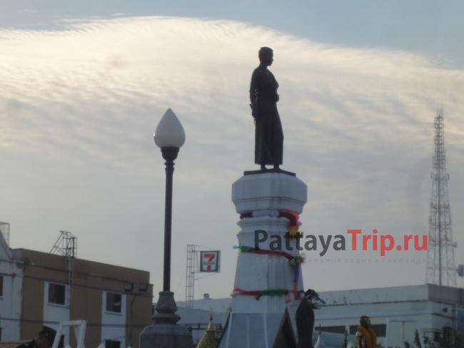 Статуя Тхао Суранари в Накхон Ратчасима