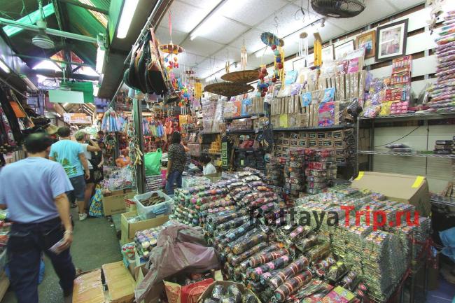 Сувениры на рынке Чатучак в Бангкоке