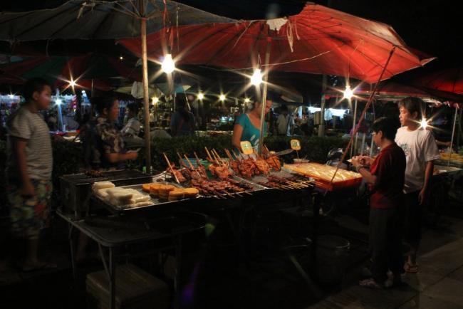 Еда на ночном рынок