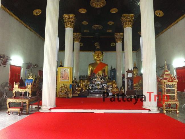 Сидящий будда в храме Wat Kajonrangsan на Пхукете