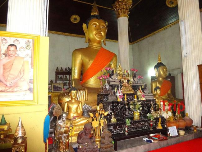 Сидящий Будда в храме Ват Кеджонрангсам
