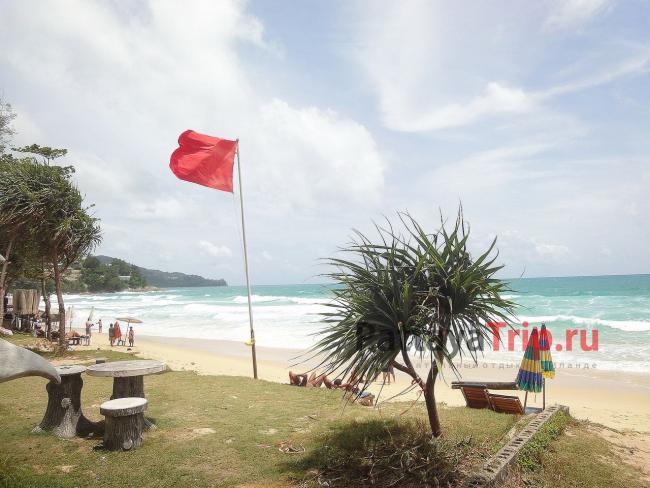 Красный флаг на пляже Сурин