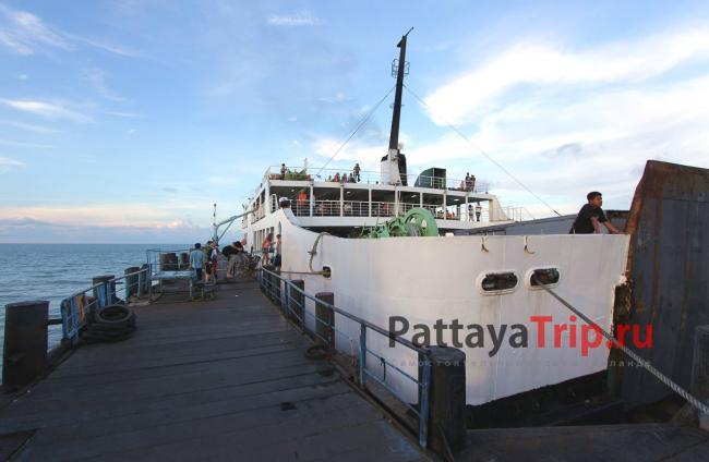 Паром компании Raja Ferry Port