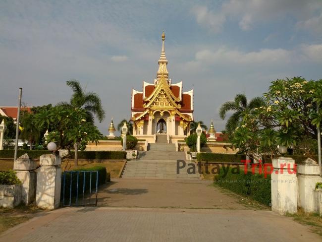 Храм в парке Nong Prajack