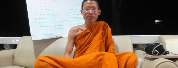 Буддиский монах. Беседа про буддизм в Тайланде.